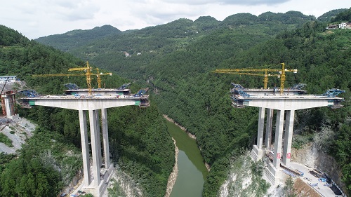 1602213600831123.jpg 貴州沿印松五分部蛇頭特大橋右幅連續(xù)梁施工過半.jpg